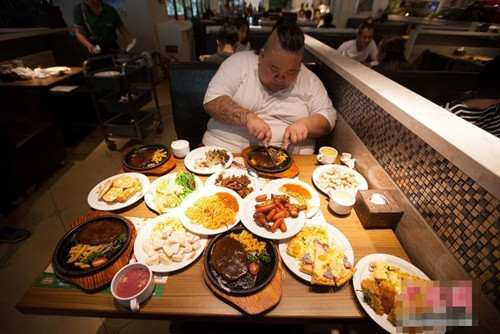 Lý Siêu buộc phải chia tay với sân khấu, sống một cuộc sống âm thầm, cô độc. Sau khi giã từ sân khấu, Lý Siêu cắt đứt liên lạc với bạn bè. Anh từng chán nản và có ý định buông xuôi tất cả nhưng khát khao muốn trở lại và tỏa sáng trên sân khấu đã khiến Lý Siêu có động lực. Anh thử nghiệm một loạt các loại phương pháp giảm cân và ghi lại quá trình này của mình.