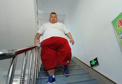 Mỗi ngày xuống cầu thang với Lý Siêu là cả một cực hình, sau một tầng là phải nghỉ nếu không sẽ rất đau lưng.