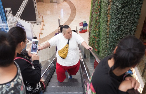 Hot boy tro thanh beo phi tang len 255kg vi that tinh