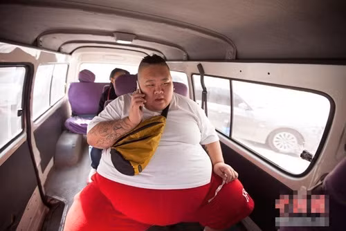 Lý Siêu cho biết, trên tàu từ Cáp Nhĩ Tân xuống Thường Xuân anh phải ngồi hết 2 ghế. Quá nặng nên đi lại cũng khó khăn, nhiều phương tiện cũng không chứa nổi anh.