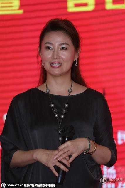 Sự đổi khác của cô đã gây chú ý với đông đảo công chúng và truyền thông. Mặc dù vậy Vương Tư Ý vẫn được nhận xét là toát lên vẻ quý phái, đài các nhưng vẫn trẻ trung, đầy sức sống.