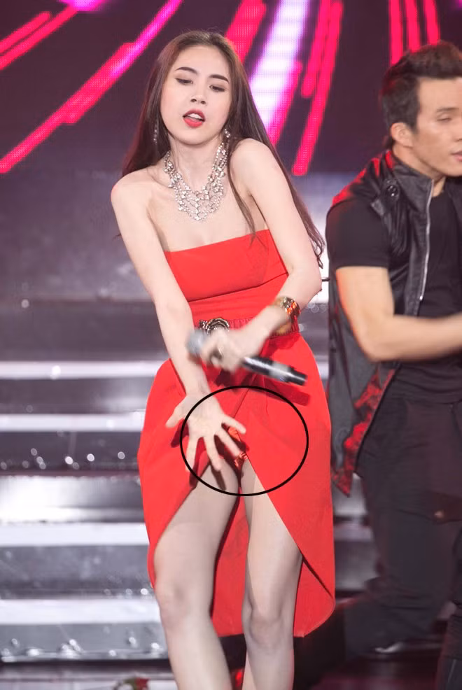 Cũng bởi theo đuổi phong cách gợi cảm, những bộ cánh như vậy có thể là con dao 2 lưỡi khiến cho Thủy Tiên phải nhiều lần có thể phải "méo mặt" vì sự cố.