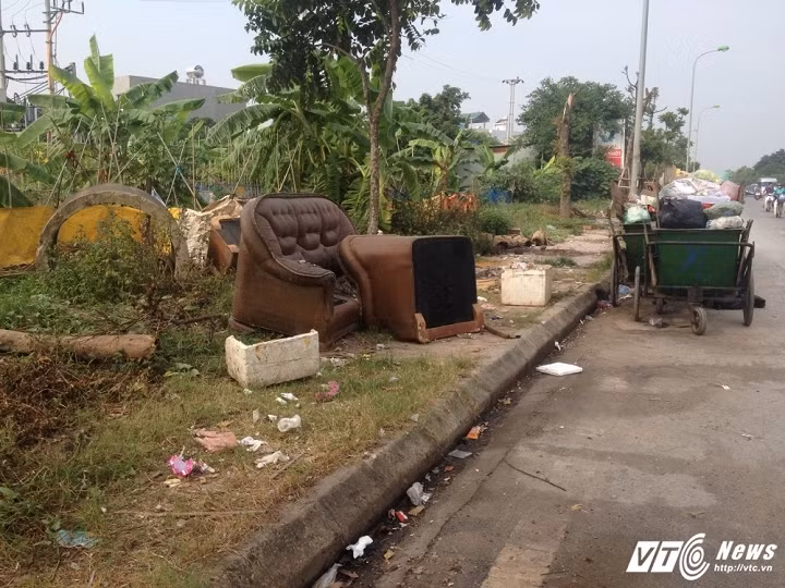 Trên đoạn đường này, bất cứ đâu cũng có thể trở thành nơi tập kết rác.