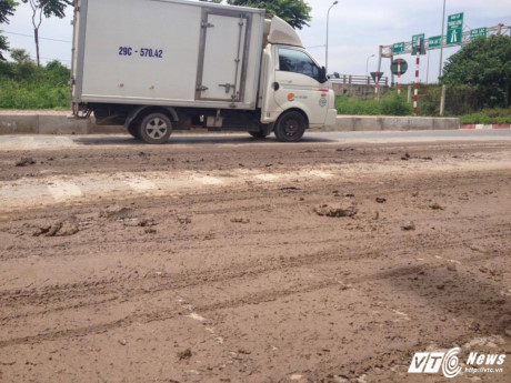 Trước đó, trên đại lộ Thăng Long còn diễn ra tình trạng xe chở đất đá ngang nhiên đổ phế thải ra giữa đường.