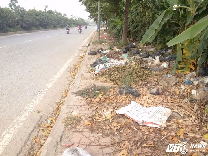 Cả đống rác kéo dài gần 10 mét, bốc mùi hôi thối khiến người đi đường phải bịt mũi nén thở mỗi khi đi qua.