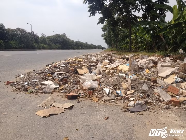 Theo một số công nhân của công ty môi trường Thành Công, những đống rác này chủ yếu được các đối tượng đổ trộm vào ban đêm, lợi dụng trời tối, vắng người qua lại. Ngoài ra, một số người buôn bán khi lưu thông qua đây cũng ngang nhiên vứt rác xuống đường.