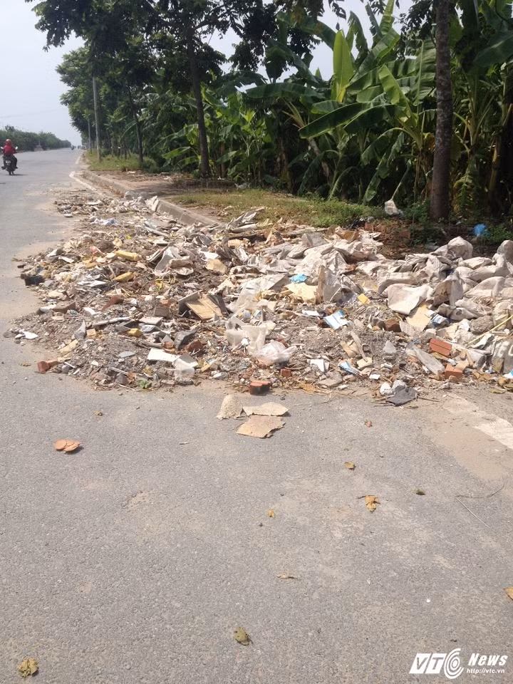 Chum anh Rac thai tran ngap tren dai lo nghin ty o HN