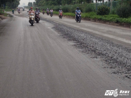 Nhiều chiếc xe bồn còn đổ cả bê tông xuống giữa đường khiến nhân viên môi trường phải rất vất vả mới dọn dẹp xong.