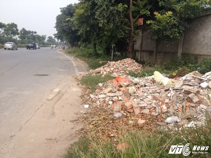Trên vỉa hè, các đống rác thải xây dựng nằm ngổn ngang.