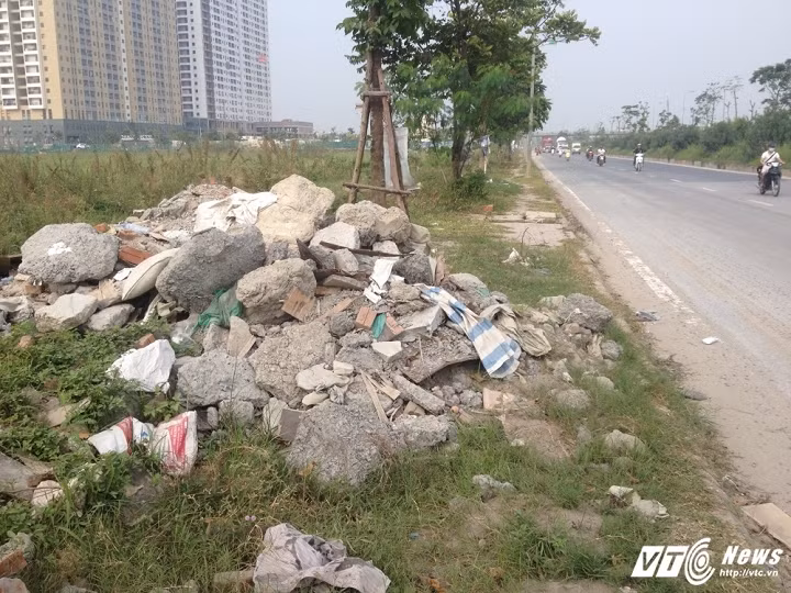 Nhiều đống rác xây dựng đã được đổ từ lâu nhưng cho đến nay vẫn chưa được xử lý, nằm ngổn ngang trên đại lộ Thăng Long.