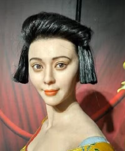 Một hình ảnh tượng sáp Phạm Băng Băng bị bóp mặt gầy trơ xương, mang hình ảnh giống phụ nữ Nhật Bản tại Hà Nam.