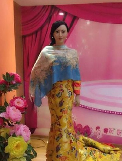 Tượng sáp tại Hồ Bắc (Trung Quốc) khiến người đẹp chán chường: “Tôi còn không thể tin rằng đó là tượng mang tên tôi”.