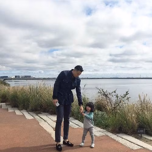 Ông bố trẻ, điển trai luôn rất quan tâm và chăm sóc kỹ cho con gái nhỏ.