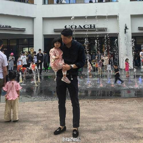 John và con gái có sự chênh lệch lớn về chiều cao trong khi anh cao 1m92 còn cô con gái lại có thân hình nhỏ nhắn, đáng yêu.