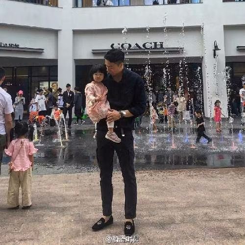 John và con gái có sự chênh lệch lớn về chiều cao trong khi anh cao 1m92 còn cô con gái lại có thân hình nhỏ nhắn, đáng yêu.