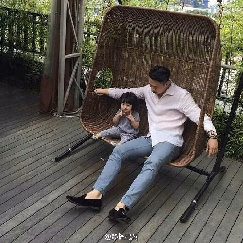 Đi chơi hay ở nhà, cặp bố con này đều rất tình cảm.