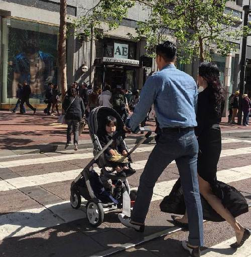 Gia đình nhỏ hạnh phúc của John khiến nhiều người phải ghen tị.