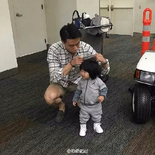 Hai bố con John luôn rất tình cảm và gắn bó dù đi bất cứ đâu.