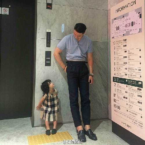 Trong những chuyến đi chơi, đi dã ngoại hay ngay cả khi ở nhà, John đều rất thích chụp ảnh cùng con gái. Hai bố con thường xuyên có những bức hình vui nhộn, nhí nhảnh nhưng cũng tràn ngập tình yêu thương. John khi thì mặc vest lịch lãm, khi thì dân dã trong bộ đồ ngủ nhưng hơn hết, người ta có thể thấy tình cảm rất lớn mà anh dành cho con gái của mình qua những bức ảnh. Cũng nhờ những tấm hình đáng yêu này mà tài khoản Instagram của anh đã có tới hơn 29.000 người theo dõi. Được biết, vợ anh cũng là một cô gái có thân hình cao và khuôn mặt xinh đẹp. Thi thoảng cô cũng xuất hiện trong các bức ảnh do John đăng tải lên mạng xã hội.