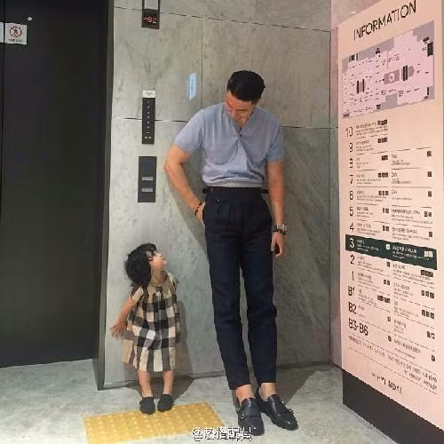 Trong những chuyến đi chơi, đi dã ngoại hay ngay cả khi ở nhà, John đều rất thích chụp ảnh cùng con gái. Hai bố con thường xuyên có những bức hình vui nhộn, nhí nhảnh nhưng cũng tràn ngập tình yêu thương. John khi thì mặc vest lịch lãm, khi thì dân dã trong bộ đồ ngủ nhưng hơn hết, người ta có thể thấy tình cảm rất lớn mà anh dành cho con gái của mình qua những bức ảnh. Cũng nhờ những tấm hình đáng yêu này mà tài khoản Instagram của anh đã có tới hơn 29.000 người theo dõi. Được biết, vợ anh cũng là một cô gái có thân hình cao và khuôn mặt xinh đẹp. Thi thoảng cô cũng xuất hiện trong các bức ảnh do John đăng tải lên mạng xã hội.