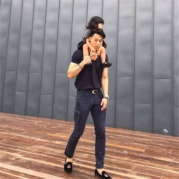 John Wayne Kim gây "sốt" khi đăng tải những bức ảnh chụp cùng con gái mình.