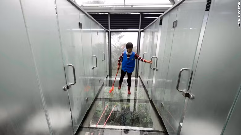 Một số người lại nghi ngờ ý định của các nhà thiết kế: "Nhà vệ sinh này là một điểm tham quan ngắm cảnh có mục đích du lịch", người dùng Weibo tên Qiu viết. Đây không phải là nhà vệ sinh công cộng đầu tiên ở Trung Quốc mang tới một góc nhìn khác lạ. Theo các phương tiện truyền thông Trung Quốc, một nhà vệ sinh nam ở tỉnh Quế Lâm cũng đã sắp xếp các bồn cầu trước bức tường kính, nhìn ra thảm thực vật bên ngoài cùng với một ngọn núi phía xa.