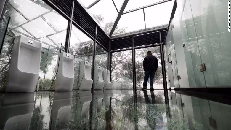 Một người dùng mạng nhận xét phòng vệ sinh này thật điên rồ và sai lệch.