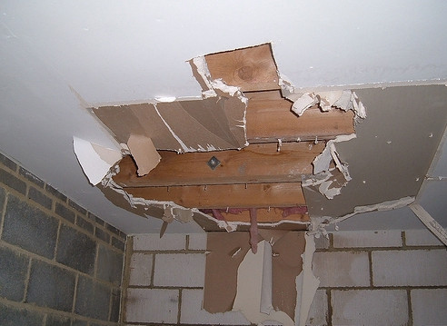 Duc san nha chung cu chui xuong hiep dam hang xom