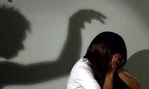 U30 dang don dep bi khach dua tien roi hiep dam