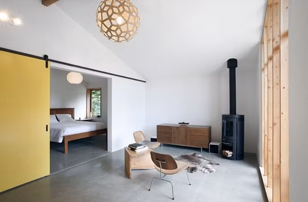 Ngay sau khu tiếp khách và cánh cửa là phòng ngủ kín đáo của ngôi nhà, không có ai tin rằng nơi đây vốn là một chuồng ngựa cũ.