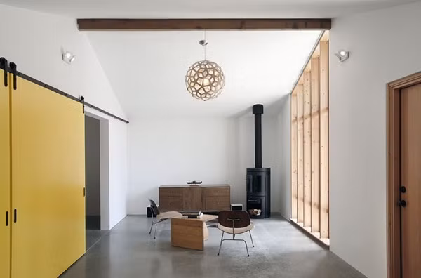 Ngôi nhà bao gồm một bếp nấu nhỏ, khu vực tiếp khách và một lò sưởi. Cánh cửa trượt màu vàng chiếm hết chiều dài của căn phòng, cho phép chủ nhà che kín mọi khu vực trong nhà khi cần thiết.