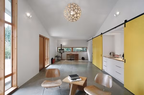 Toàn bộ khung cảnh chiều dài ngôi nhà, cánh cửa trượt cũng che khuất một căn phòng nhỏ dùng để đựng đồ.