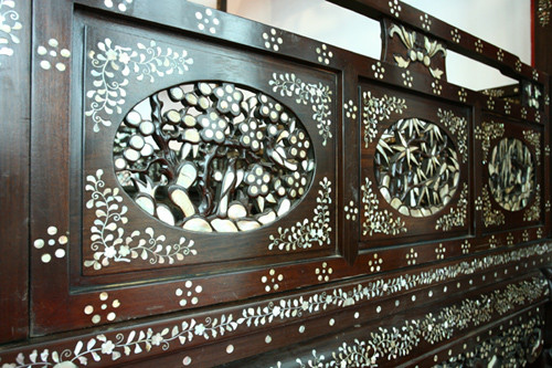 Khung mái của long sàng cao 3m, được khảm ốc tinh xảo. Khung mái của "long sàng" cao 3m, được khảm ốc tinh xảo.