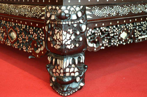 Chân giường được thiết kế theo hình đầu lân.