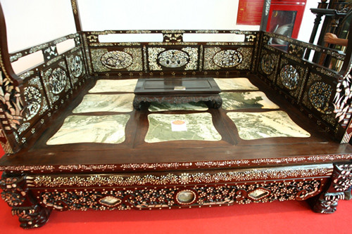 Mặt long sàng nặng gần 1 tấn được ốp 9 miếng đá tự nhiên.Mặt "long sàng" được ốp 9 miếng đá tự nhiên.