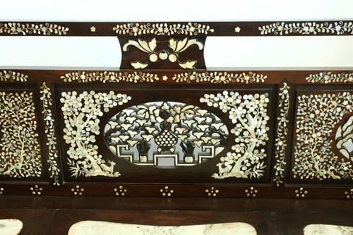Hai mặt thành giường được chạm khảm với nhiều chi tiết hoa, lá.Hai mặt thành giường được chạm khảm với nhiều chi tiết hoa, lá.