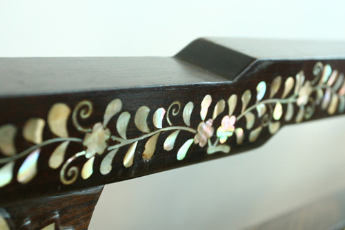 Những chi tiết được chạm khảm được bảo đảm không bao giờ bị bong tróc.Những chi tiết được chạm khảm được bảo đảm không bao giờ bị bong tróc.