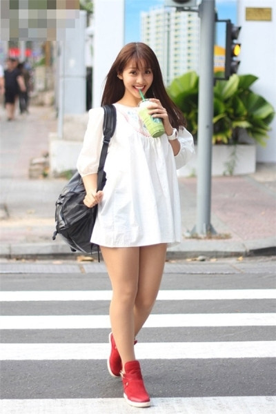 Là hot girl có "nụ cười tỏa nắng" nhưng Khả Ngân lại khiến fan "mất lòng" bởi bắp chân quá to. Khi diện những bộ cánh khoe chân, cô nàng đã để lộ đôi chân "quá khổ" và được ví như "cột đình".