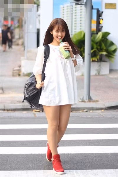 Là hot girl có "nụ cười tỏa nắng" nhưng Khả Ngân lại khiến fan "mất lòng" bởi bắp chân quá to. Khi diện những bộ cánh khoe chân, cô nàng đã để lộ đôi chân "quá khổ" và được ví như "cột đình".