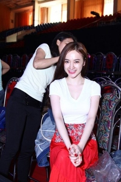 Vì thế, nữ diễn viên ít khi cười "thả ga", thay vào đó sao nữ Việt thường mỉm chỉ nhẹ nhàng để hạn chế khuyết điểm.