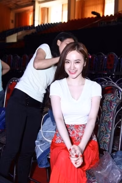 Vì thế, nữ diễn viên ít khi cười "thả ga", thay vào đó sao nữ Việt thường mỉm chỉ nhẹ nhàng để hạn chế khuyết điểm.