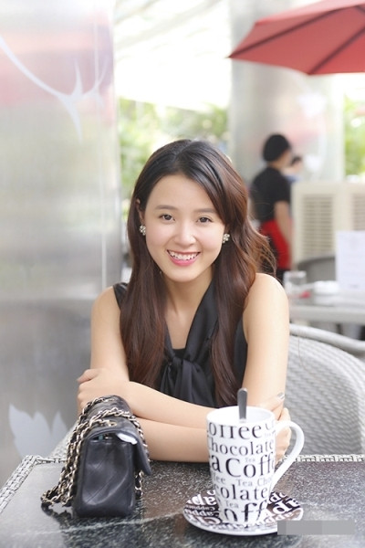 Nét không hoàn hảo trên gương mặt Midu chính là nếp nhăn ở phần má, dọc theo khuôn miệng khá rõ, đặc biệt là khi người đẹp nở nụ cười.