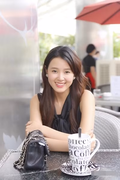 Nét không hoàn hảo trên gương mặt Midu chính là nếp nhăn ở phần má, dọc theo khuôn miệng khá rõ, đặc biệt là khi người đẹp nở nụ cười.