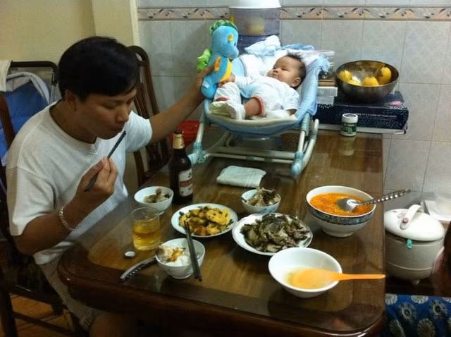 Công việc vất vả nhiều áp lực nhưng Hoài Anh vẫn thấy hạnh phúc và ấm áp khi có chồng luôn cảm thông và thấu hiểu.