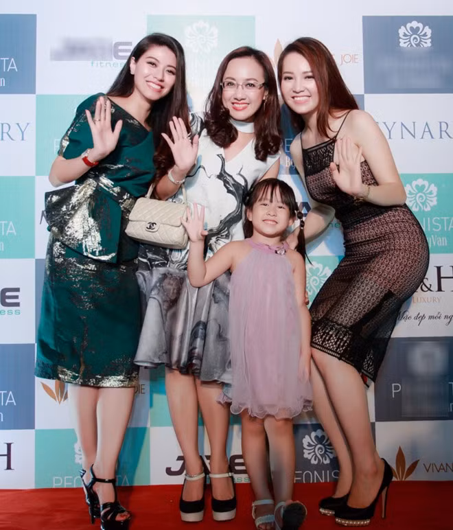 Mới đây, Hoài Anh cũng đưa con gái tới tham dự một sự kiện, chúc mừng Á hậu Thụy Vân lên chức bà chủ. Vì là chị em khá thân thiết với Á hậu Thụy Vân nên BTV Hoài Anh không thể vắng mặt trong sự kiện này. Bình thường, "bà mẹ một con" rất ít khi tham dự các sự kiện của làng giải trí. Theo chia sẻ của Hoài Anh, Kỳ Uyên mới 5 tuổi nhưng sống rất tình cảm, cẩn thận và khéo léo. Từ nhỏ đến giờ, bé chưa bao giờ làm rơi vỡ đồ đạc trong nhà. Cô bé rất thích nhún nhảy và ca hát.