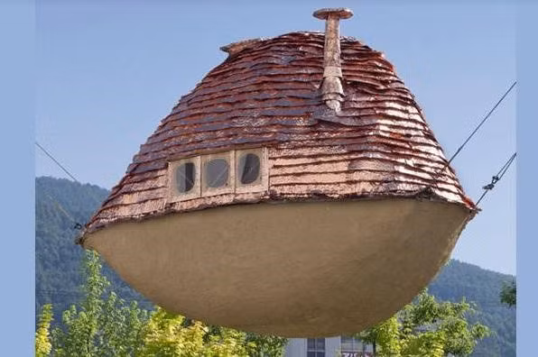 Nhà bay bằng bùn tại Nhật: Sống trên căn nhà này bạn sẽ có cảm giác mình đang bay trên không trung như một phi thuyền lơ lửng, bởi một trong những ngôi nhà kỳ lạ nhất thế giới này được neo móc bởi bốn sợi dây cáp chắc chắn.