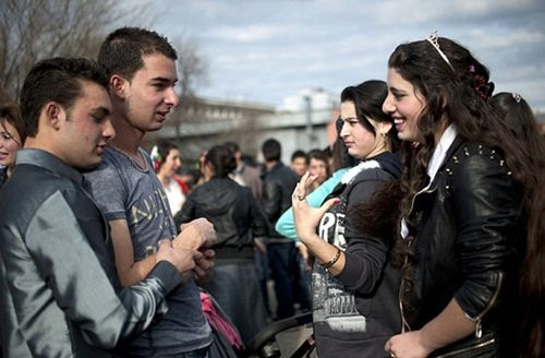 Những người tham gia chợ cô dâu ở Stara Zagora là một phần trong cộng đồng người Roma. Họ là những người cực nghèo, luôn phải tìm cách để cải thiện cuộc sống từng chút một. Chính vì thế, giá của một cô dâu chỉ dao động trong khoảng 3000 đến 7000 đô la. ( khoảng 60 triệu đến hơn 150 triệu).