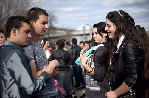 Những người tham gia chợ cô dâu ở Stara Zagora là một phần trong cộng đồng người Roma. Họ là những người cực nghèo, luôn phải tìm cách để cải thiện cuộc sống từng chút một. Chính vì thế, giá của một cô dâu chỉ dao động trong khoảng 3000 đến 7000 đô la. ( khoảng 60 triệu đến hơn 150 triệu).
