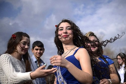 Đến với hội chợ bán cô dâu, các cô gái trẻ sẽ trang điểm xinh đẹp, diện những bộ váy áo mình thích nhất, đeo trang sức bắt mắt, đi giày cao gót để lên dáng, ai cũng muốn mình trở nên thu hút, nổi bật.