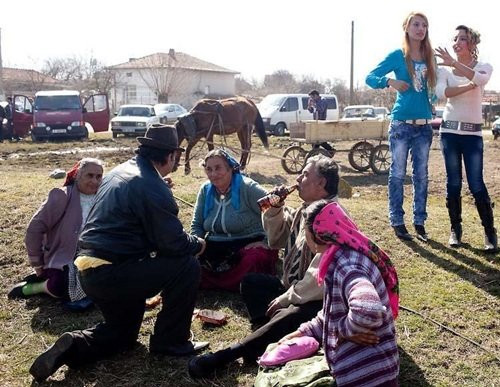 Sau khi ưng ý được một cô gái, chàng trai quay lại tham khảo ý kiến của gia đình.